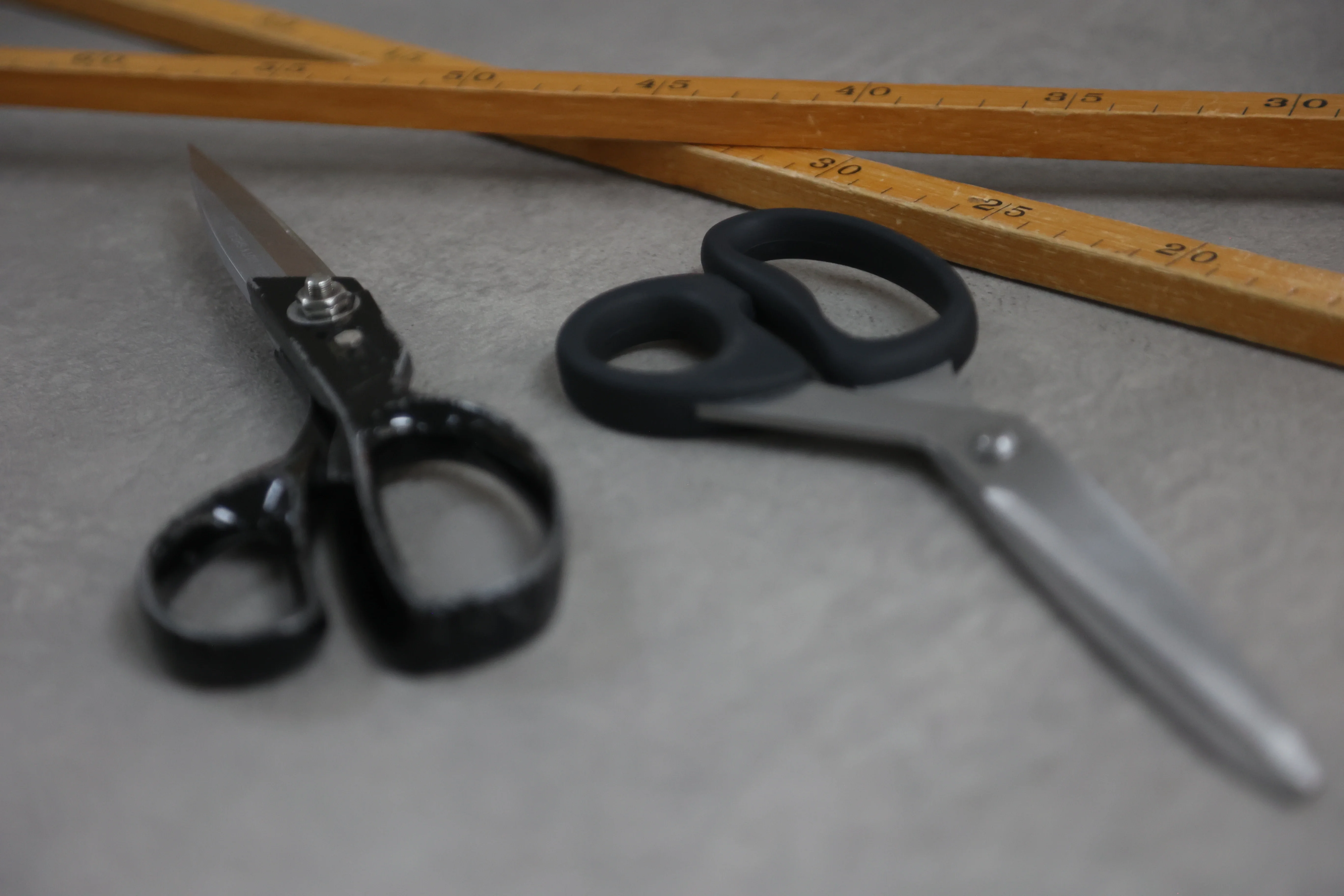 Schaar en duimstok voor het nauwkeurig inmeten van gordijnen op locatie in Friesland